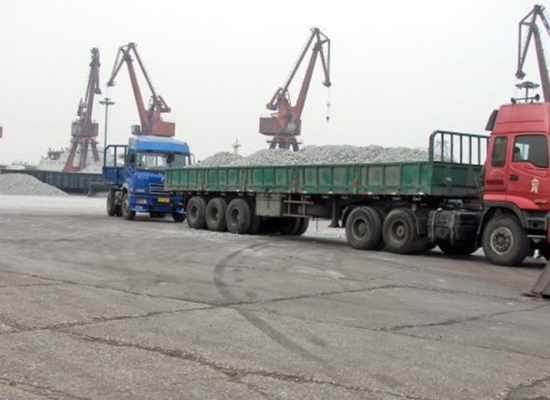 在鲅魚(yú)圈港口裝貨貨車