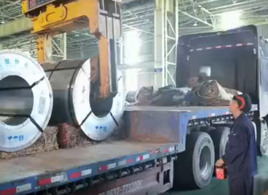 鋼都物流承運(yùn)的長途鋼卷正在卸車！