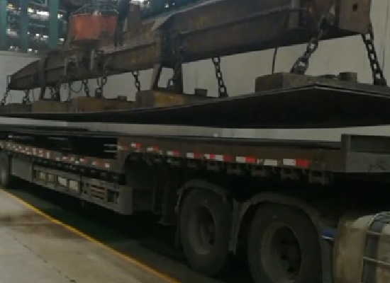 鋼都物流公司給鞍鋼客戶裝載鋼板到全國各地廠家！